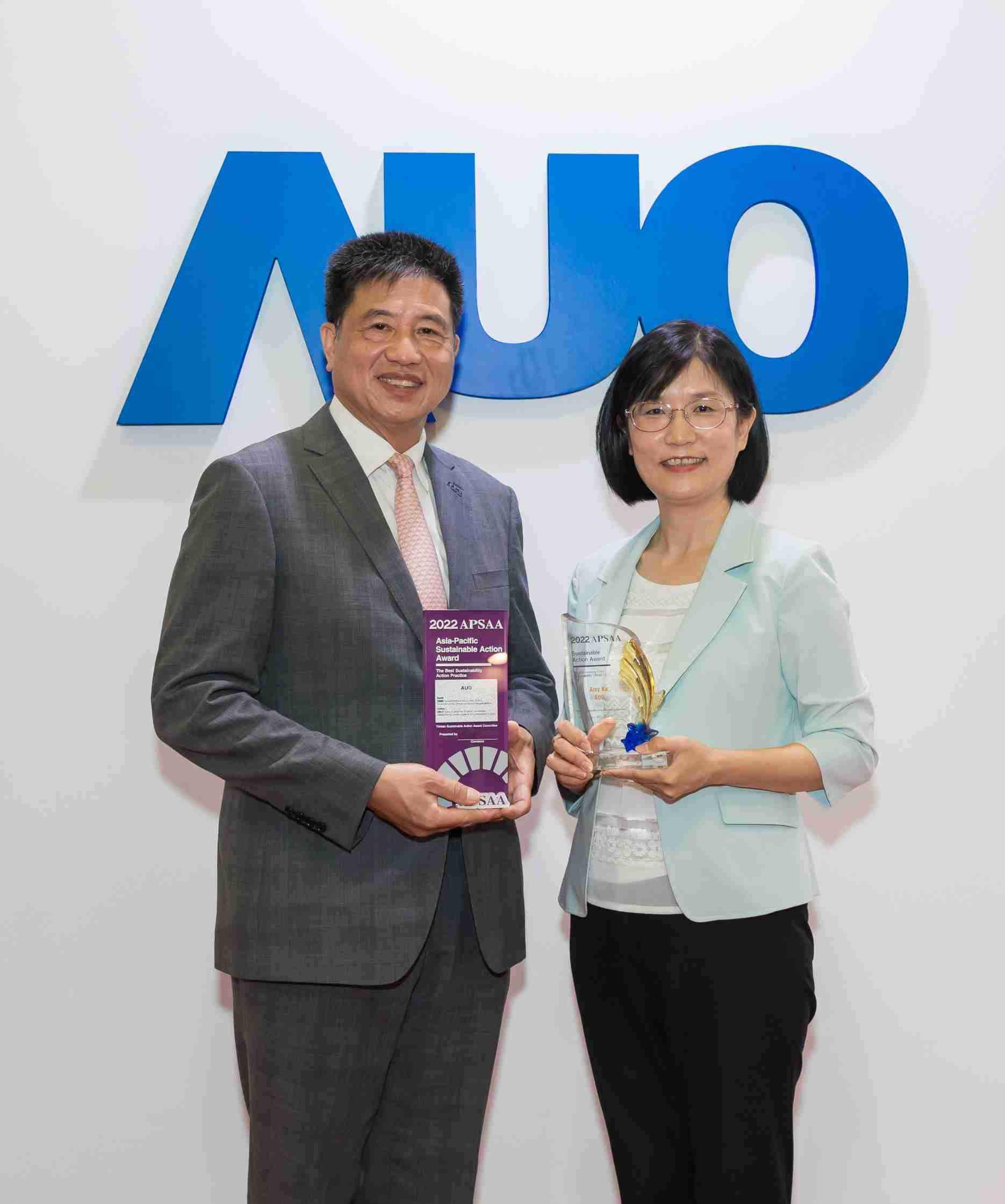 人生就是博长期垫筑永续远景的基石，，，透过ESG暨气候委员会逐步实践永续策略蓝图。。其中，，人生就是博光电永续长古秀华带领团队、、、、制定中长期目标，，，缔造多面向亮眼表现，，，获得「顶尖永续长奖」的个人奖殊荣（左：人生就是博光电董事长暨执行长彭双浪，，，，右：人生就是博光电永续长古秀华）