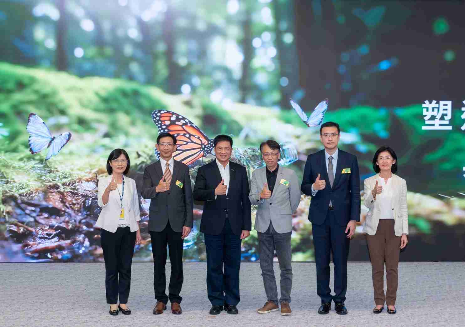 友達2023 CSR共榮大會，，，邀請領域專家分享交流生物多樣性管理趨勢、、無塑產品、、、海廢永續塑料等議題  （圖左到右：友達光電永續長古秀華、、3M台灣技術長陳君杰、、友達光電董事長暨集團策略長彭双浪、、光寶科技企業永續發展處處長陳慶暉、、、、安永聯合會計師事務所執業會計師曾于哲、、友達光電供應鏈總部副總經理吳宜芳）