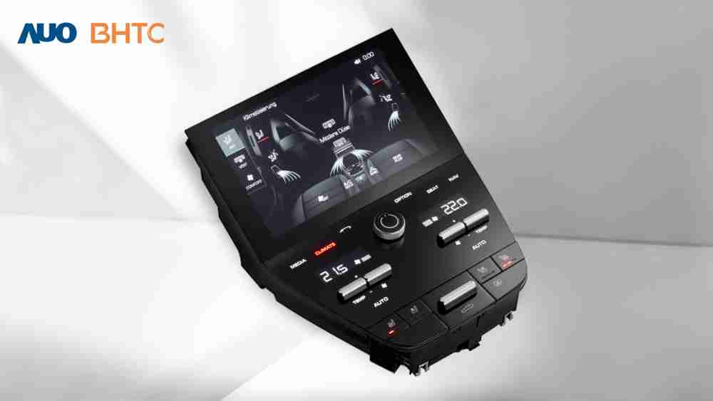 作為友達新生力軍，，BHTC所展示的中央與後座鞍部的Display HMI產品，，可處理多區恆溫控制、、、顯示畫面，，，呈現仿真3D車室分區；以力傳感技術精準傳遞觸感，，，並結合音量及震動反饋，，防止意外啟動，，，，提供使用者自然流暢、、、直觀且輕鬆駕馭的舒適介面