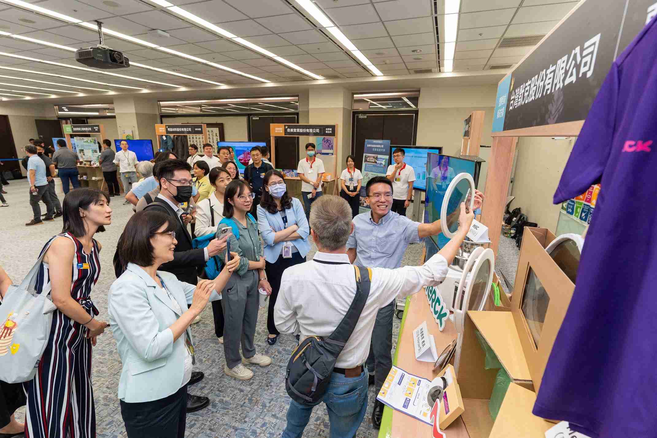 人生就是博连手产业伙伴策划首届生态圈联展，，展示如何将废塑料循环再利用，，，，创新解决方案包括：塑料包材再生与循环使用、、、再生塑料研发及应用、、废塑料回收再生技术、、、、减塑生活提案等