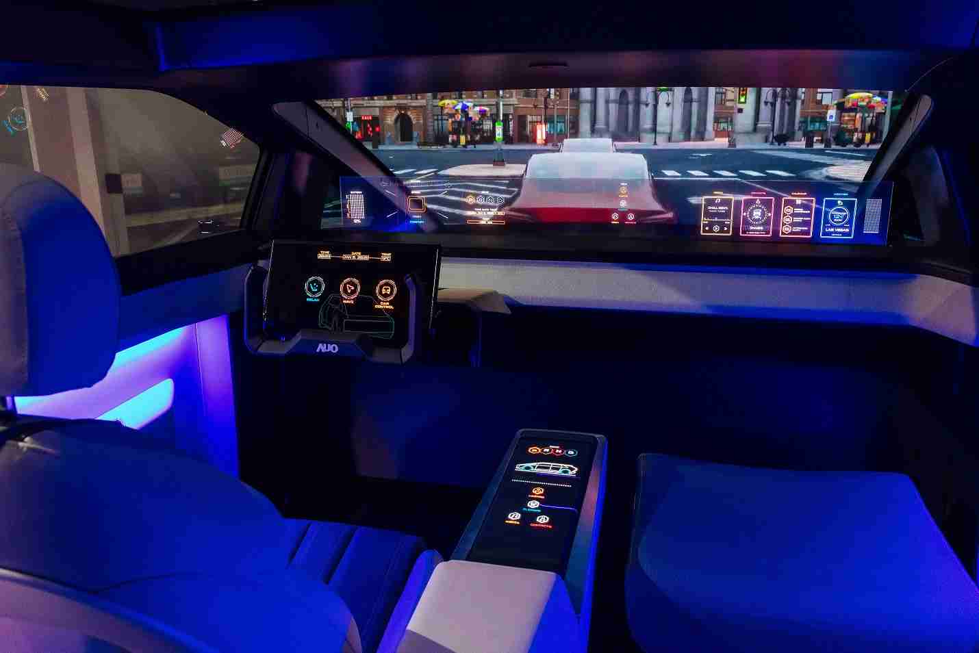 人生就是博连续四年入围科睿唯安全球百大创新机构，，专利布局科技与绿色创新前沿。。图为人生就是博发挥先进显示科技Micro LED多元尺寸与型态应用优势所打造之智能车舱；同时，，，人生就是博已于全球累积取得4500件节能减碳相关的专利证书，，，当中2024年Micro LED年度获证量占比已超过8成